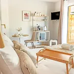 Bed and Breakfast Les De Laure - L'eden Romantique, B&b, Privatif Et Petit Dejeuner, Couloir De Nage, 10mn Carcassonne (adults Only) 3*