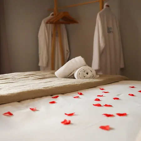 Les De Laure - L'eden Romantique, Hotes, Prive, Couloir De Nage, Adults Only Отель типа 