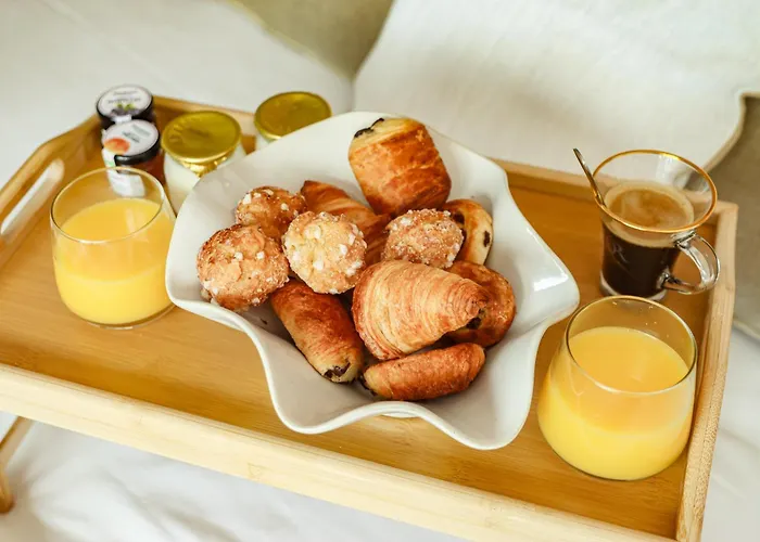 Les De Laure - L'eden Romantique, Hôtes, Privé, Couloir De Nage, Adults Only Bed and breakfast