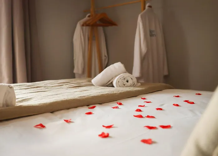 Les De Laure - L'eden Romantique, Hôtes, Privé, Couloir De Nage, Adults Only Bed and breakfast